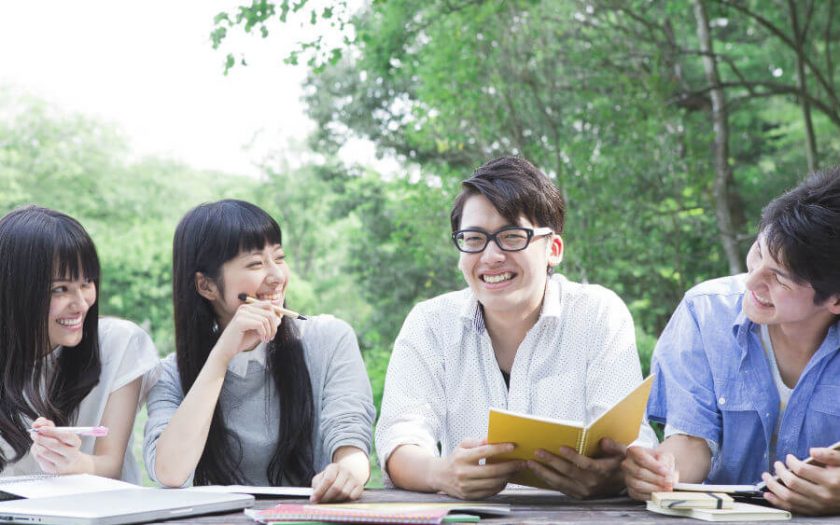 テラスで勉強する学生